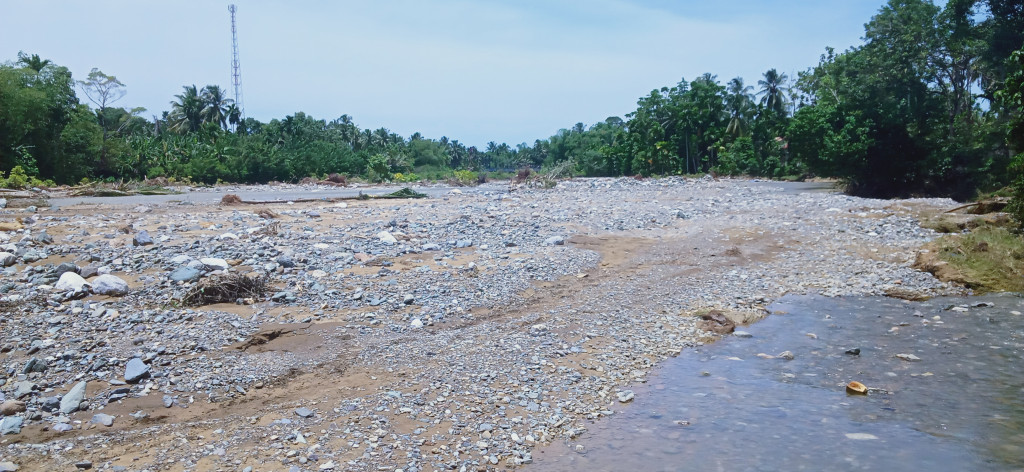 Sungai perbatasan antara desa Madat dan desa Subarang